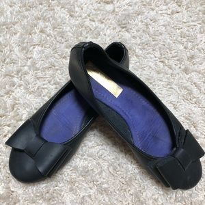 Flat casual shoes made by a Colombian fabric.